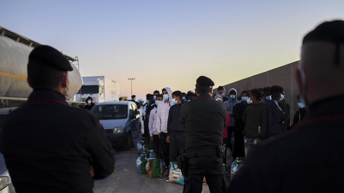 Migranti morti nel naufragio, sbarchi a raffica e hotspot al collasso: caos Lampedusa