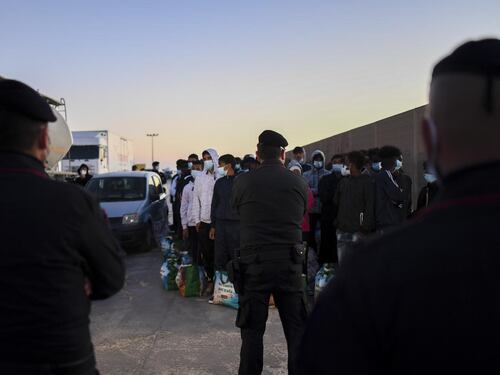 Migranti morti nel naufragio, sbarchi a raffica e hotspot al collasso: caos Lampedusa