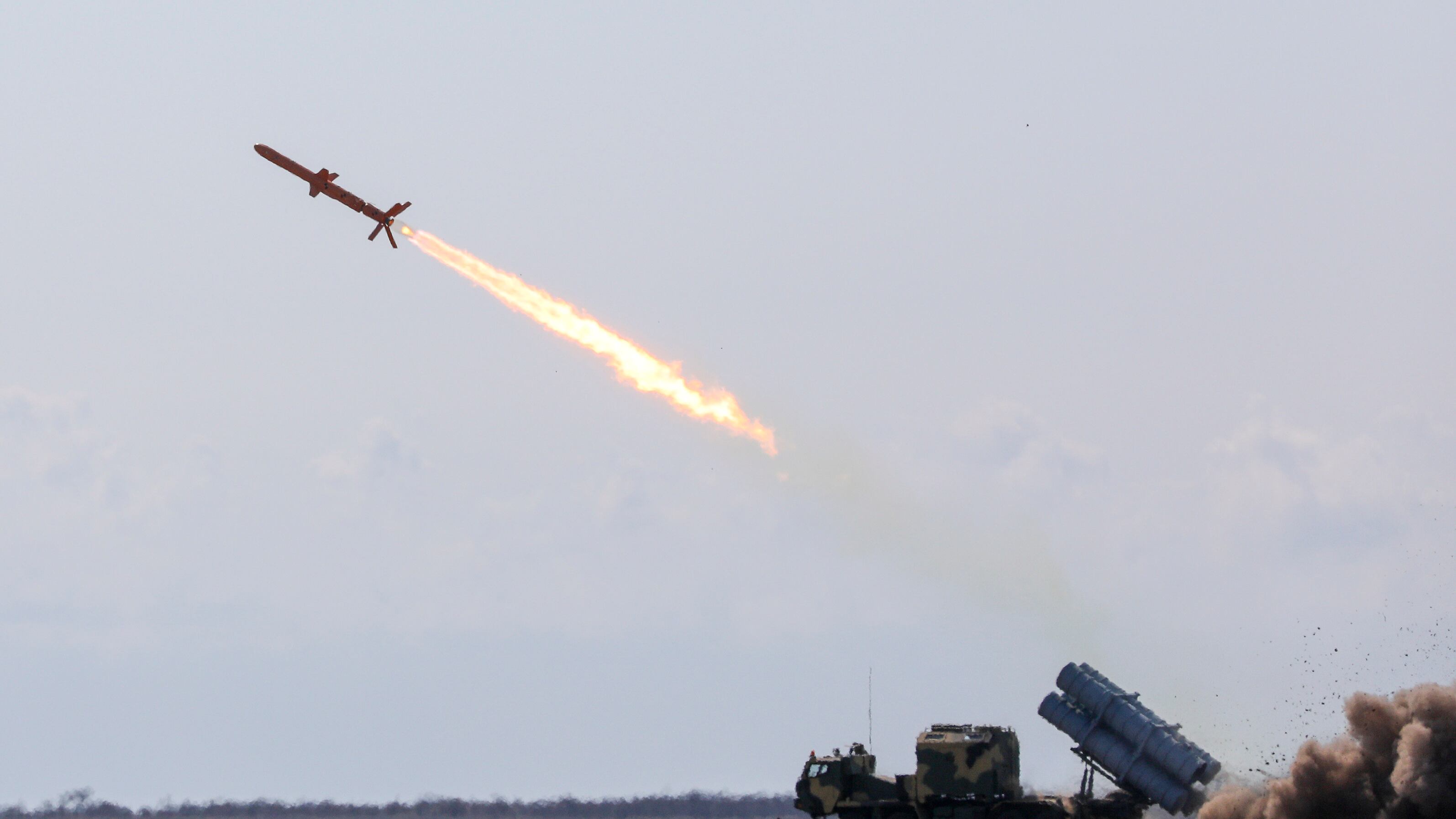 Ucraina colpisce la Crimea con il Long Neptune. Usa: "Accordo con Kiev sul mar Nero" | La diretta