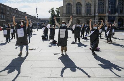 Torino, la protesta degli infermieri con striscione davanti alla Regione Piemonte. 6
