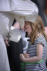 Lizzy abbraccia il Papa prima di diventare cieca 4