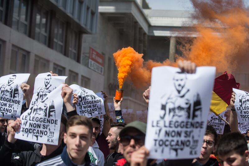 I tifosi della Roma protestano per De Rossi 9