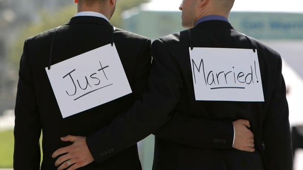 Il Cav apre ai matrimoni gay e fa scoppiare un acceso dibattito