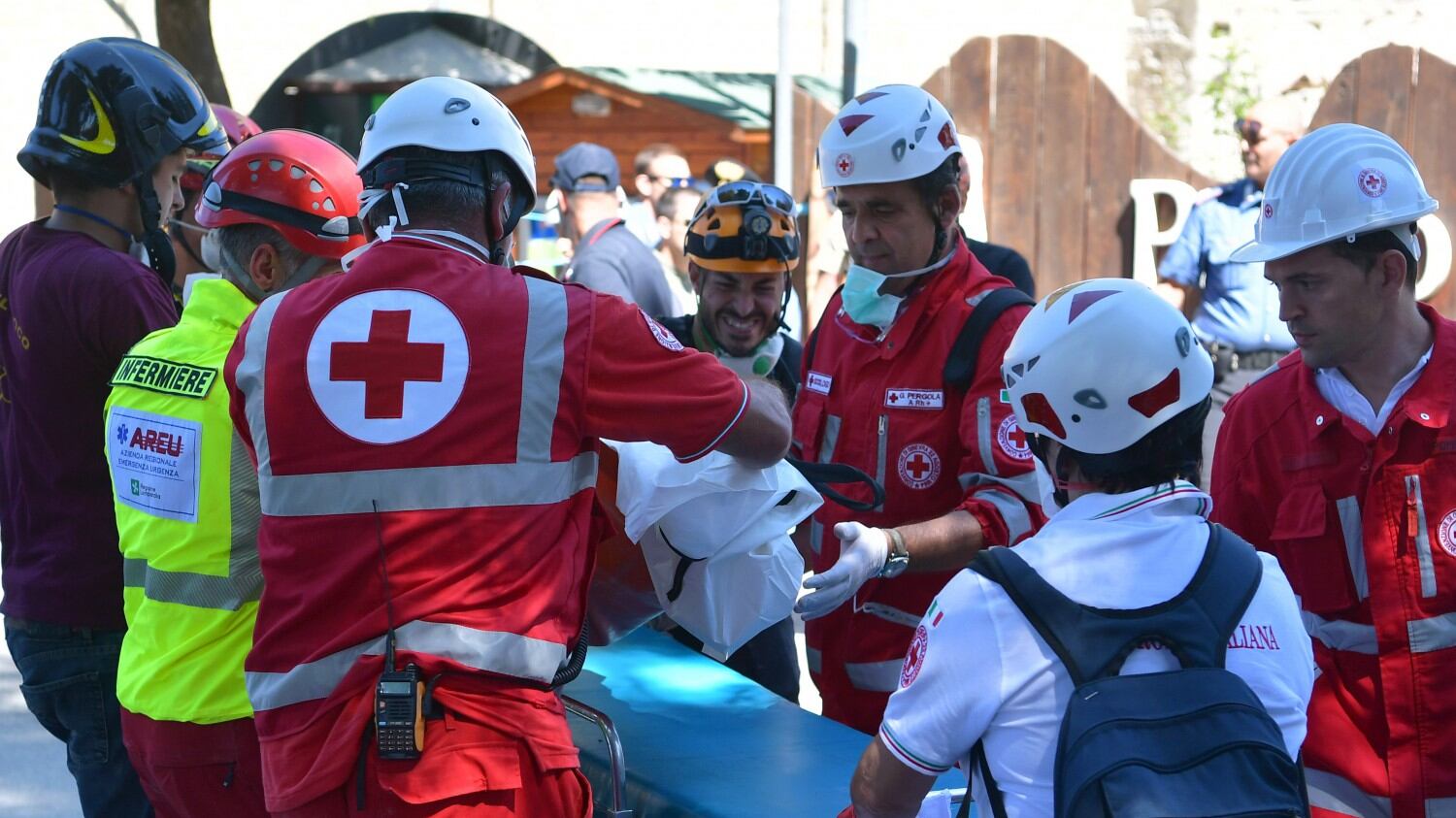 Quei vigili del fuoco eroi che salvano pure i ricordi