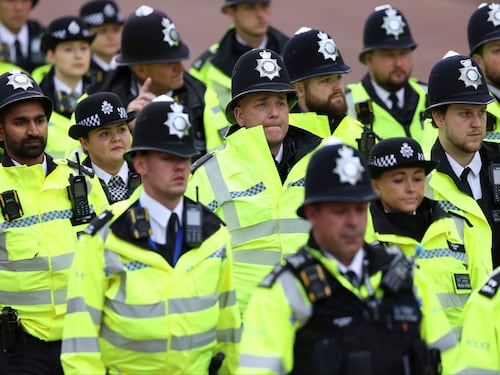 Intelligenza artificiale per la sicurezza delle città: l’Ue la vieta, a Londra ridotta la violenza contro le donne