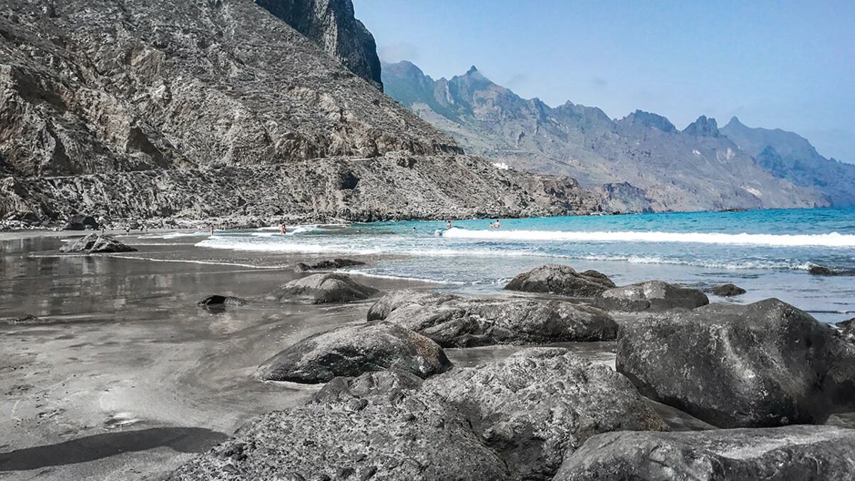 Travolta da un'onda anomala, chi è la turista italiana morta a Tenerife