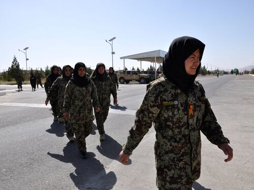 Quelle donne soldato afgane non "imprigionate" dal burqa: "Combattiamo in prima linea"