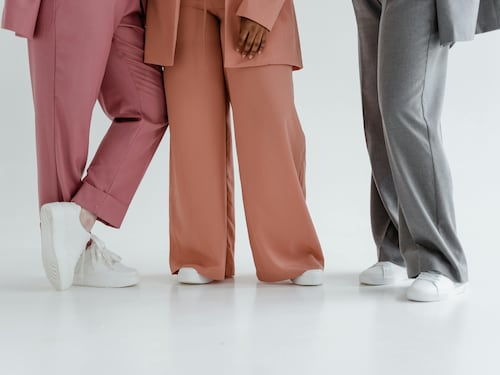 Pantaloni ampi, gli outfit per indossarli a 50 anni anche in autunno