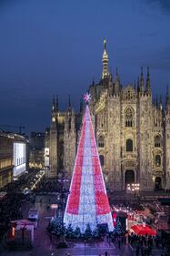 Tripudio di luci per l'accensione dell'albero di Natale in piazza del Duomo 4