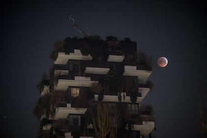 L'eclissi lunare tra i palazzi di Milano 5