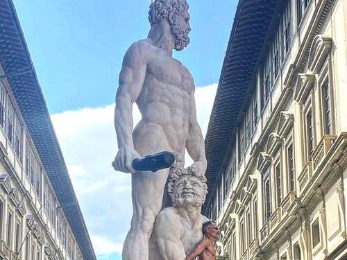 Firenze, uomo nudo si arrampica sulla statua in piazza Signoria. Sul corpo la scritta "censurato"