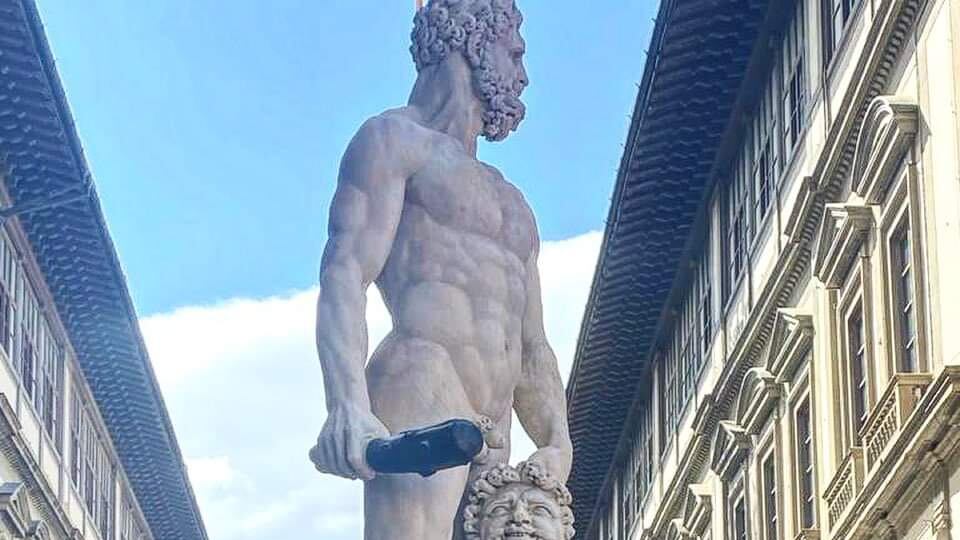 Firenze, uomo nudo si arrampica sulla statua in piazza Signoria. Sul corpo la scritta "censurato"