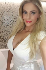 Francesca Cipriani, seno in mostra al mare 3