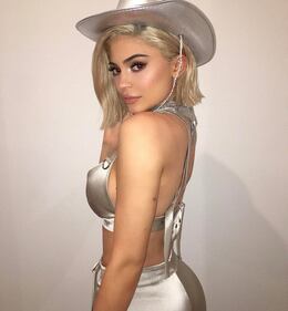 Kylie Jenner, scollatura hot alla serata taco 6