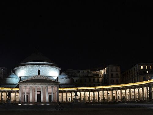 Capodanno a Napoli, è scontro tra le istituzioni. De Luca: "Potrei anche vietare gli eventi in piazza"