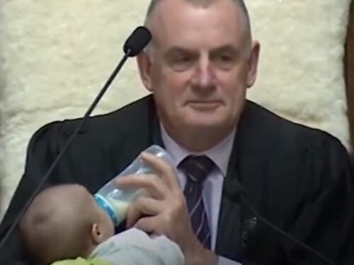 Nuova Zelanda, porta il figlio in Parlamento e presidente della Camera lo allatta