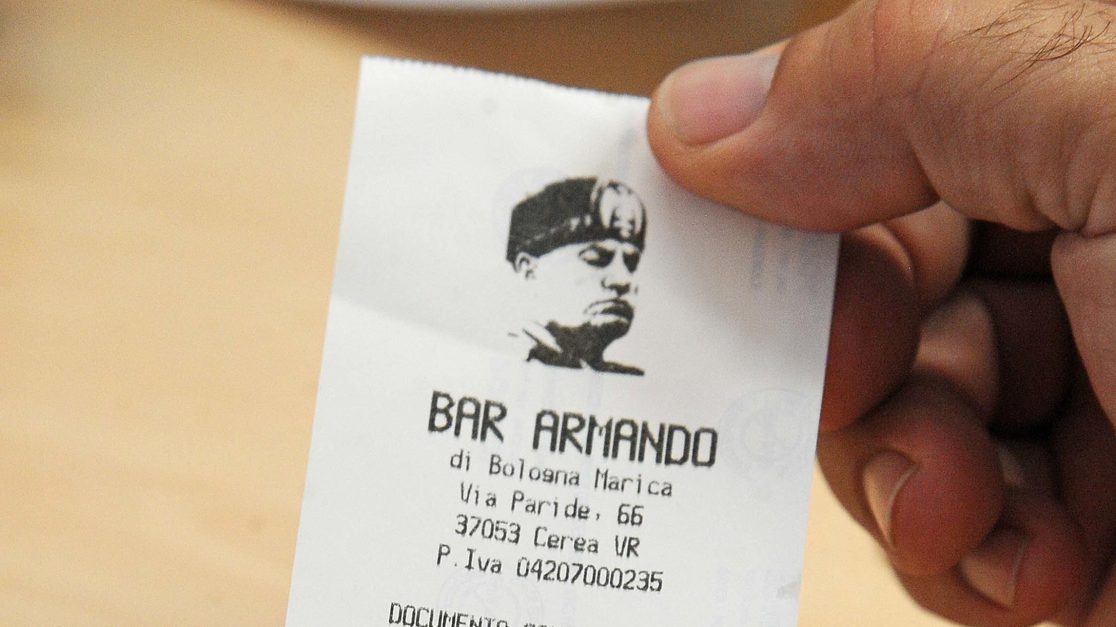 L'effige di Mussolini sullo scontrino del bar accendono le polemiche