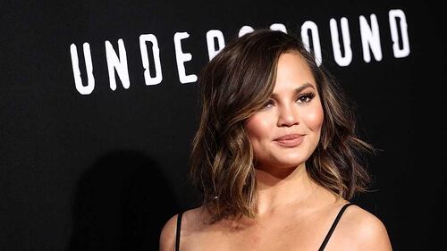 Chrissy Teigen, topless e incinta mentre cucina 1