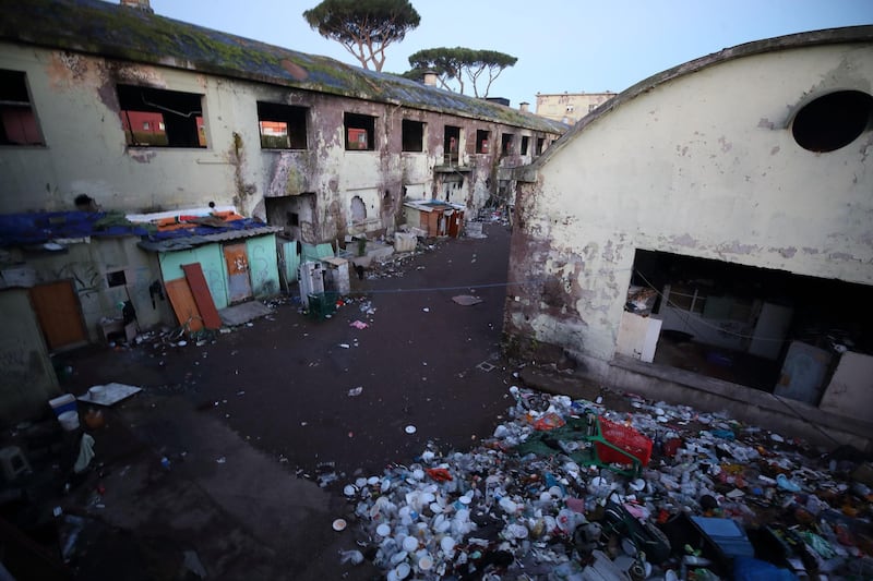 Roma, lo sgombero della fabbrica occupata da più di 500 migranti 5