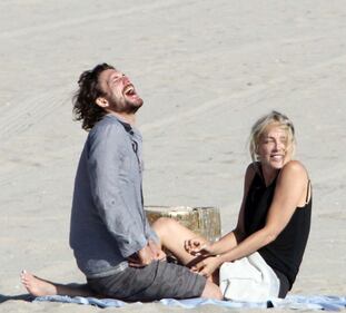 Sharon Stone, il seno sfugge dal costume 32