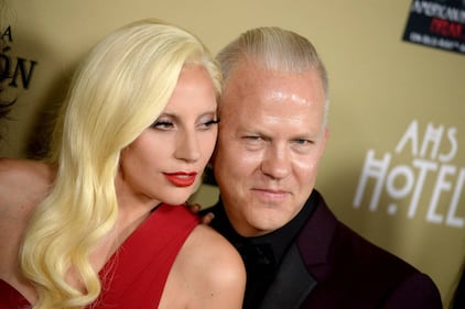 Lady Gaga, spacco mozzafiato e baci al fidanzato sul red carpet 57