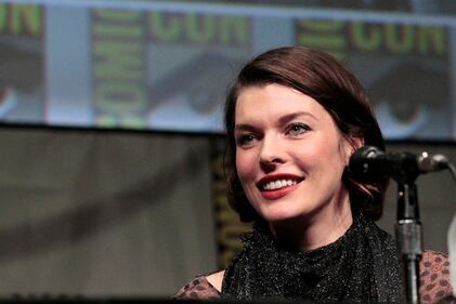 Milla Jovovich, mamma social contro i paparazzi 33