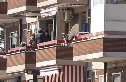 Latina, la trattativa da balcone a balcone 1