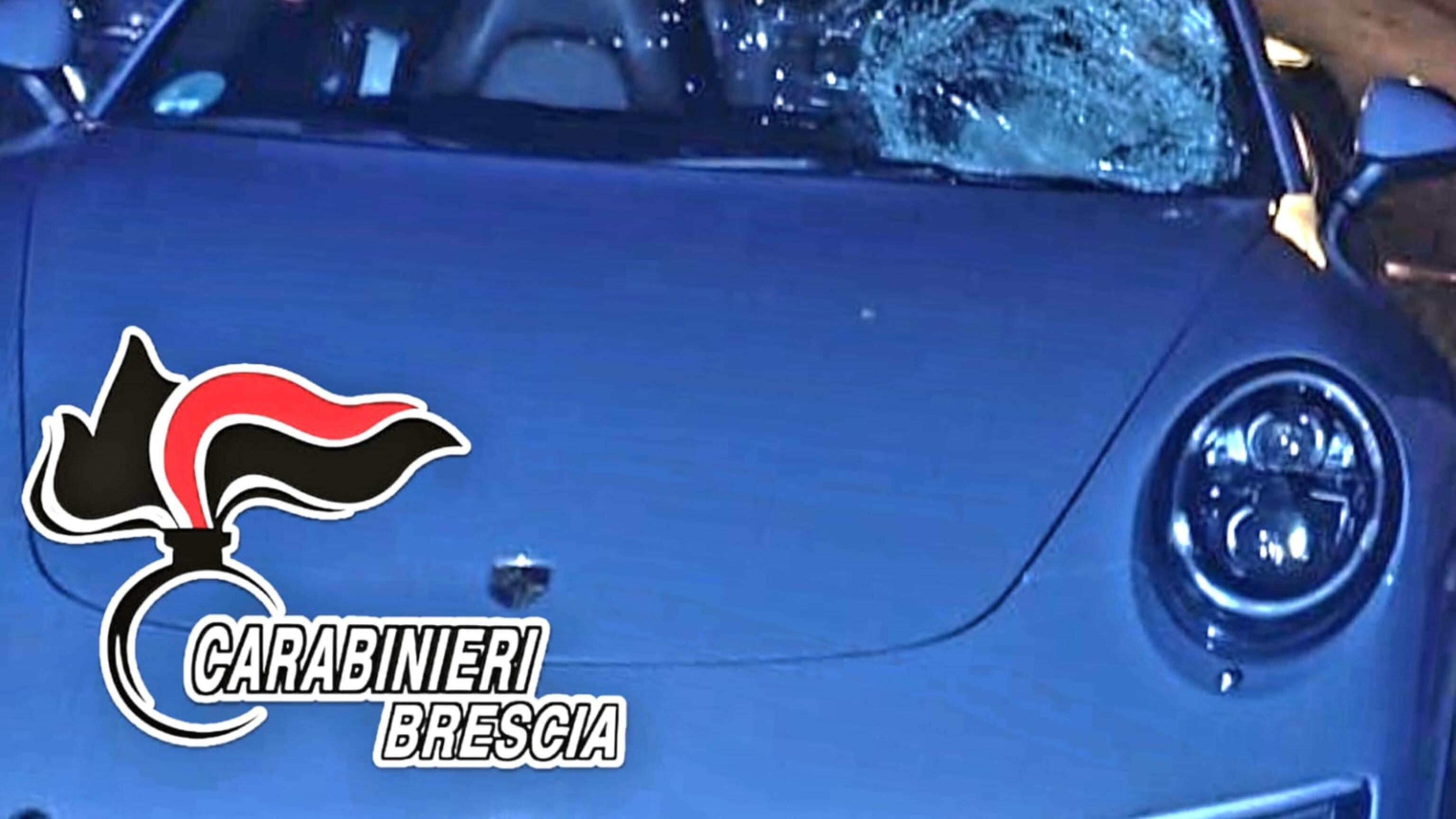 Schivano le auto in strada, ma uno di loro viene investito: è grave