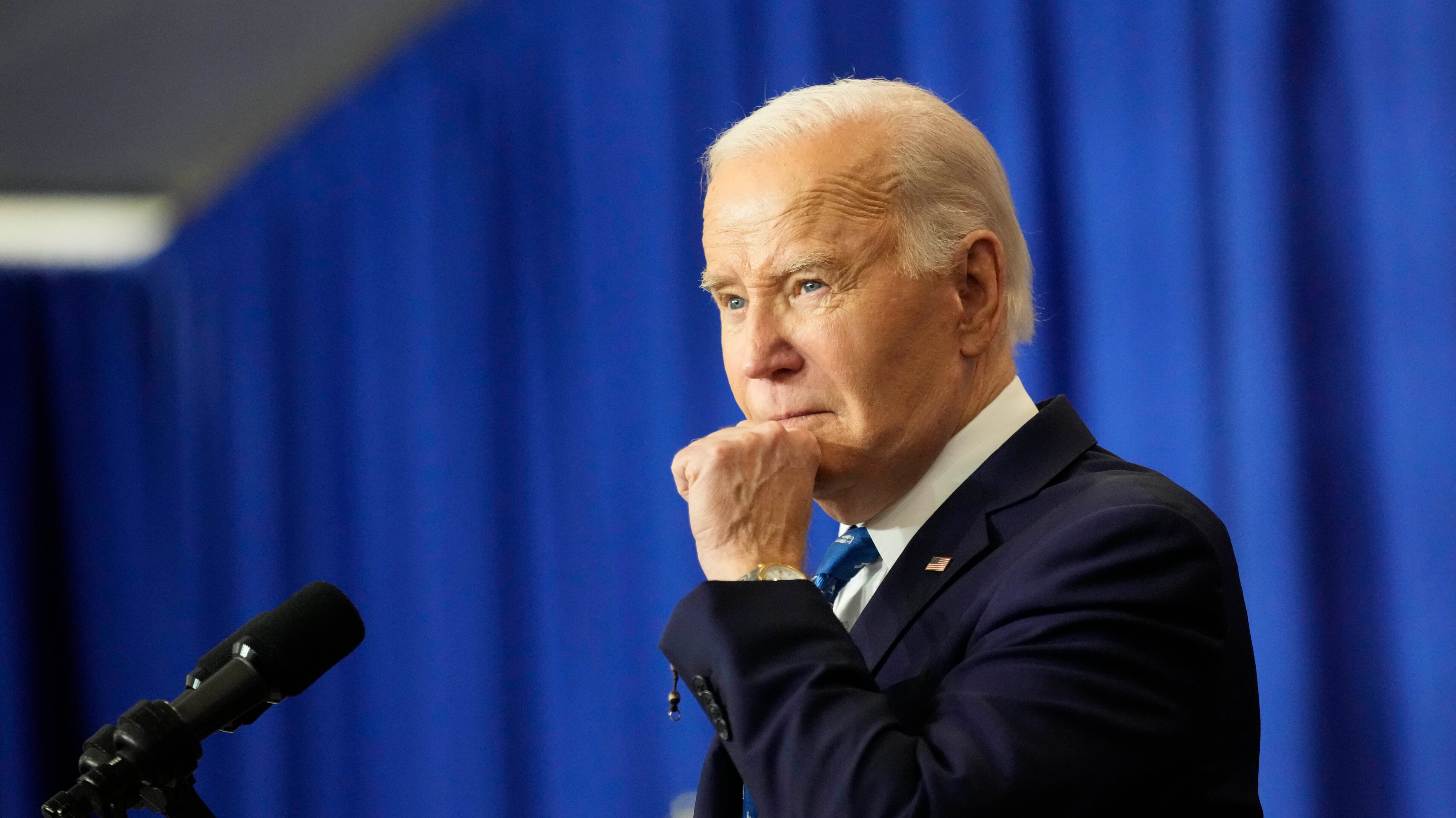 "Lo staff pensava alla sedia a rotelle". Verità choc sugli ultimi giorni di Biden