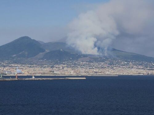 Incendio sul Vesuvio, in azione due canadair. Evacuate 30 persone