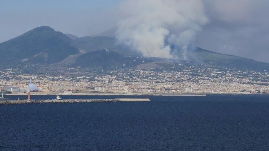 Incendio sul Vesuvio, in azione due canadair. Evacuate 30 persone