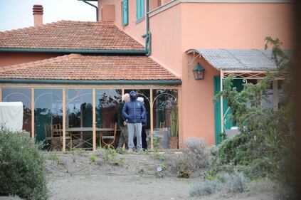 Grillo mascherato nella villa al mare 7