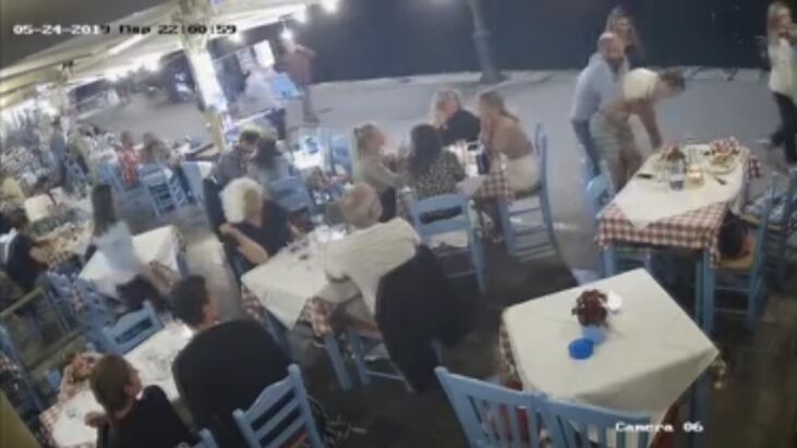 Il cibo gli va di traverso: salva la vita al turista con la manovra di Heimlich
