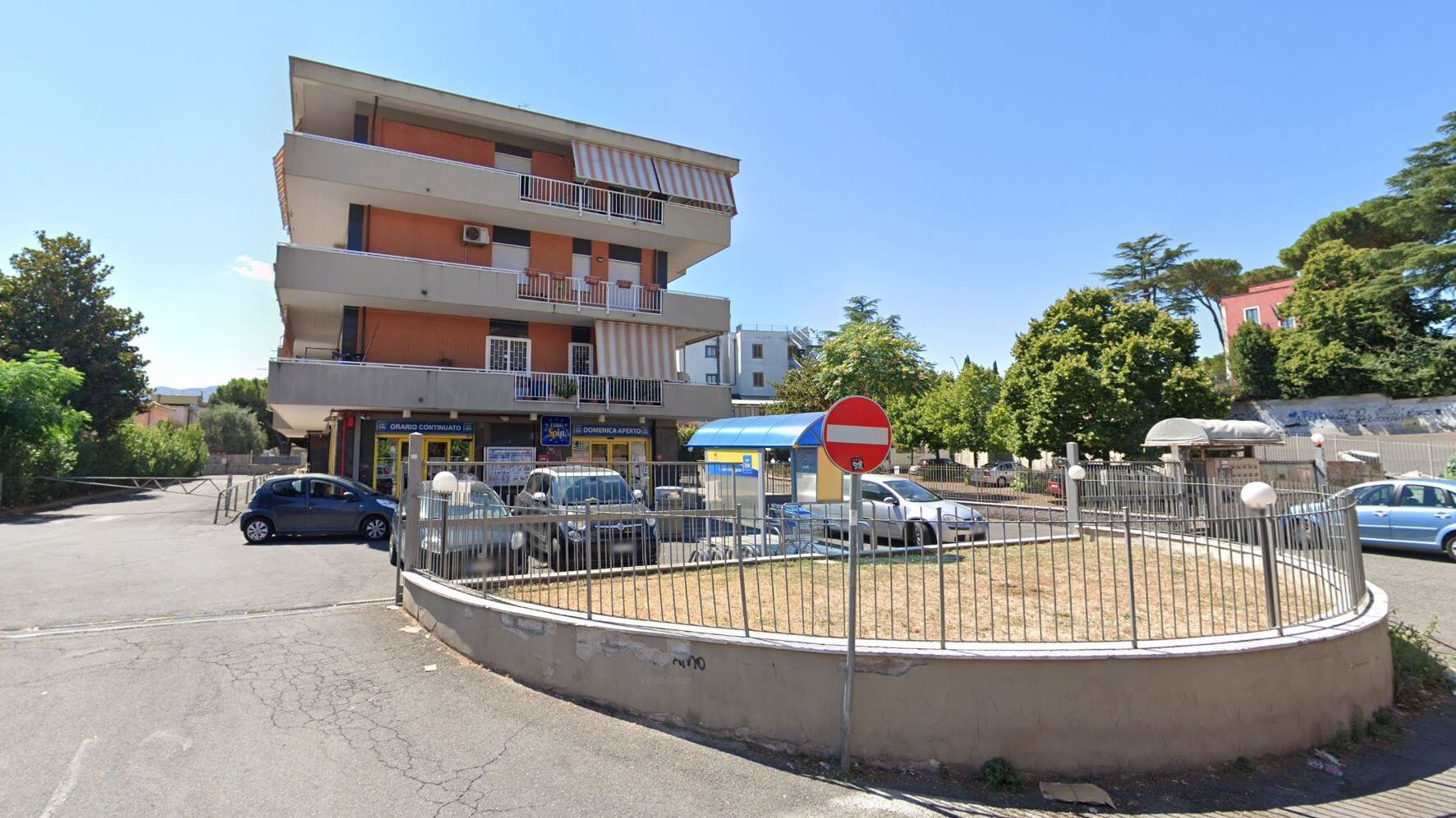 "Metti la mascherina". E lui spara al vigilante