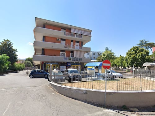 "Metti la mascherina". E lui spara al vigilante