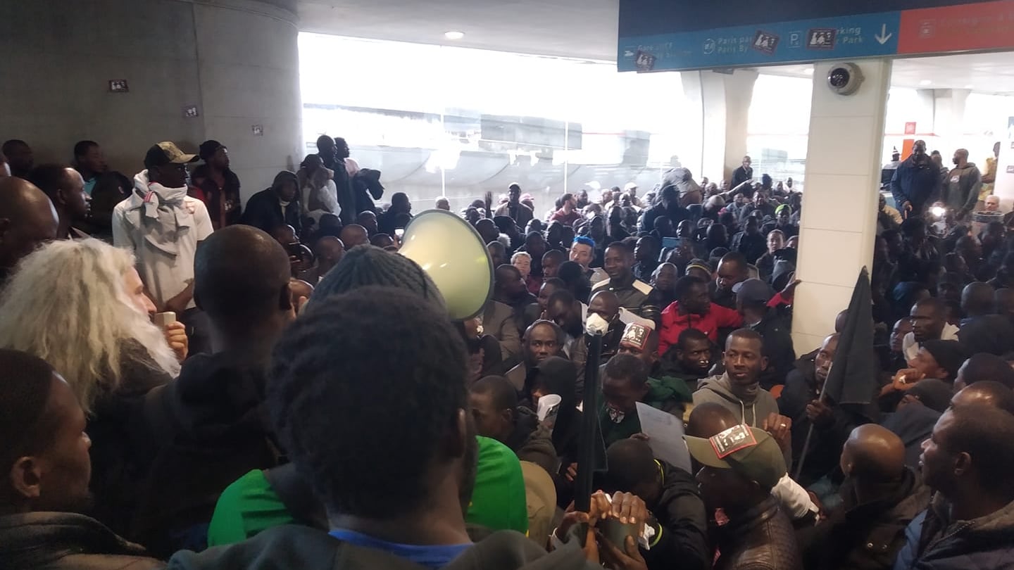 Immigrati irregolari occupano aeroporto di Parigi
