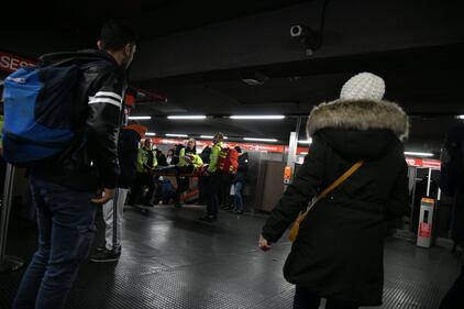 Milano, brusca frenata sulla linea rossa della metro a San Babila: venti persone coinvolte 11