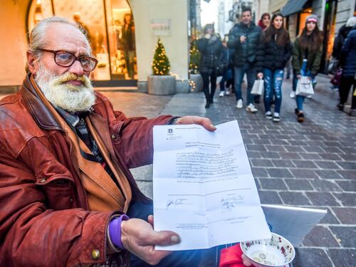 Como, il parroco difende l'ordinanza anti clochard: "Non tutti i mendicanti sono poveri"