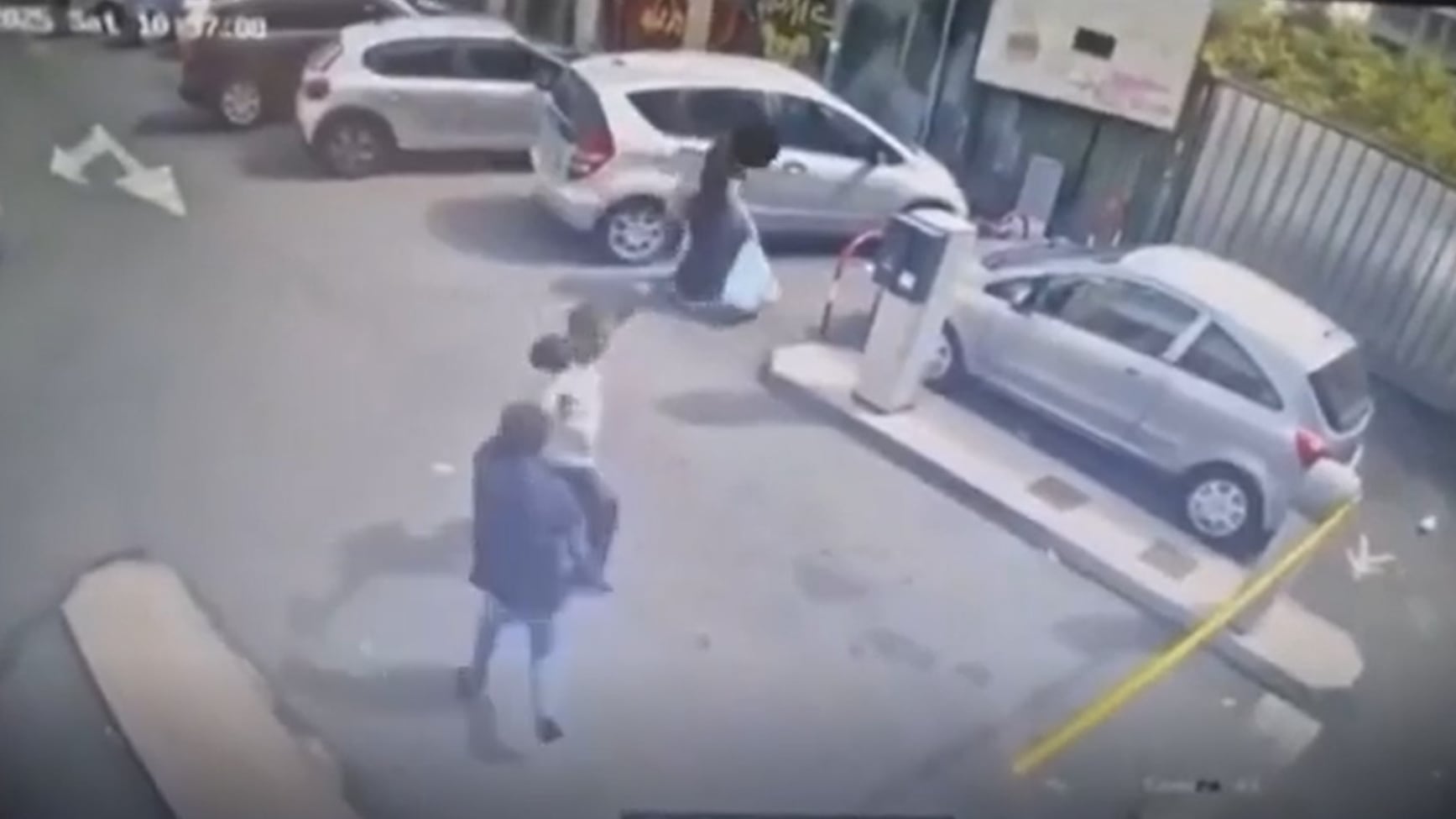 La lite, la corsa, le coltellate: gli ultimi istanti del parcheggiatore abusivo ucciso dal rivale straniero