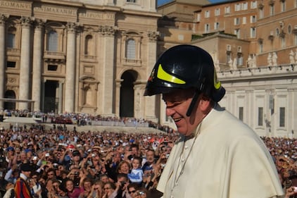 Il Papa indossa il casco da pompiere 3