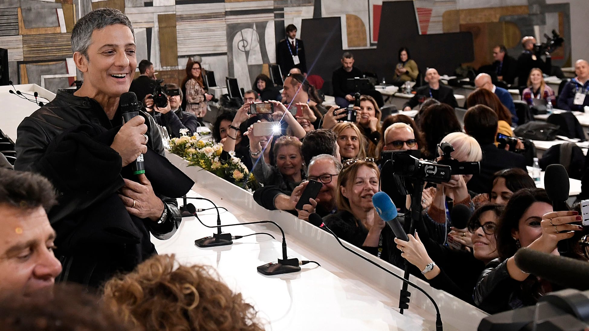Sanremo, la scaletta di stasera E Fiorello scherza sulla Pausini