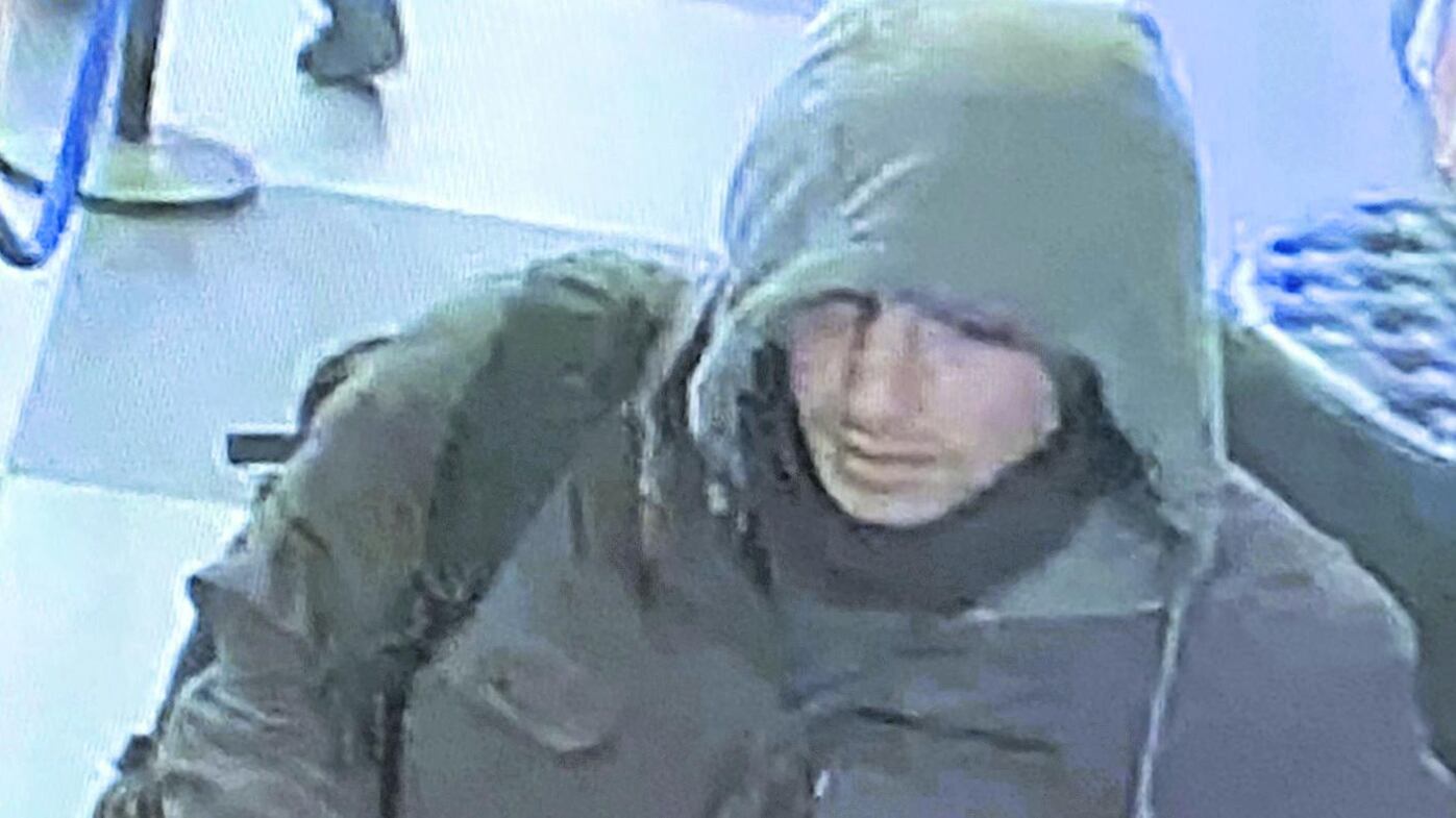 Il bus, il documento e l'impronta: si stringe il cerchio sul killer. Odio web contro le assicurazioni