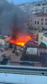 Incendio nel cuore di Napoli, in fiamme il teatro Sannazzaro 10