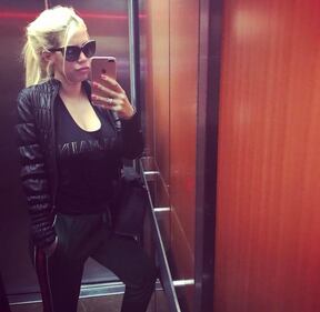 Wanda Nara hot, legge e mostra il lato b 20
