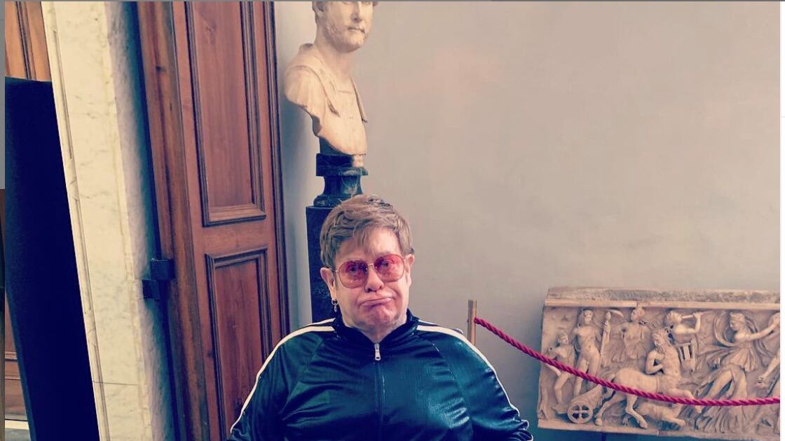 Elton John in sedia a rotelle visita gli Uffizi e cerca casa in Toscana