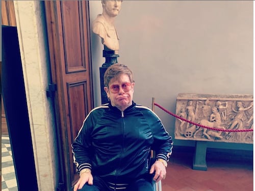 Elton John in sedia a rotelle visita gli Uffizi e cerca casa in Toscana