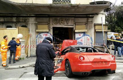 Sbanda e sfascia la Ferrari contro un negozio 3