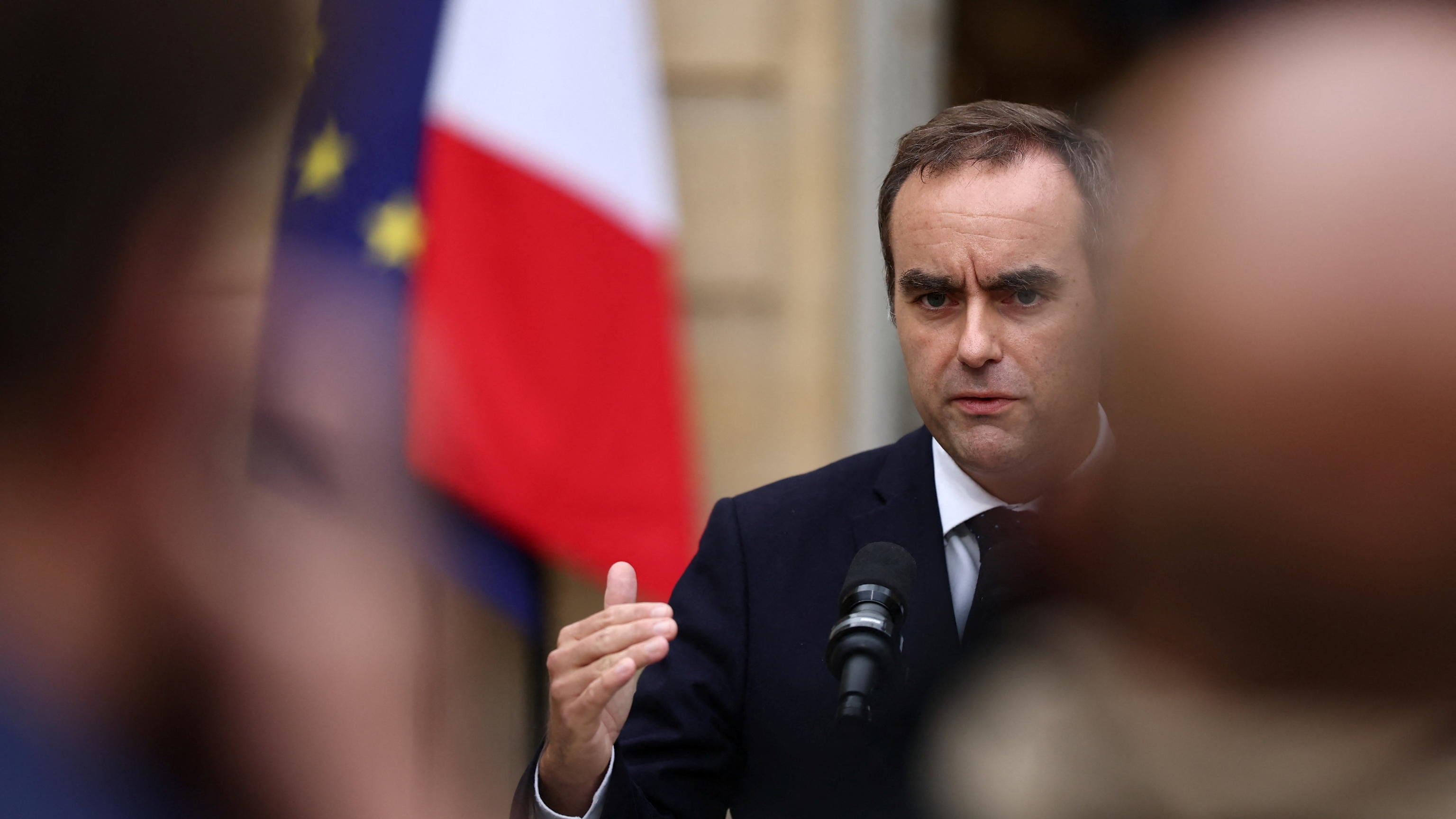 Caos in Francia, Lecornu si dimette, ma Macron resiste: "Tenti ultimi negoziati"