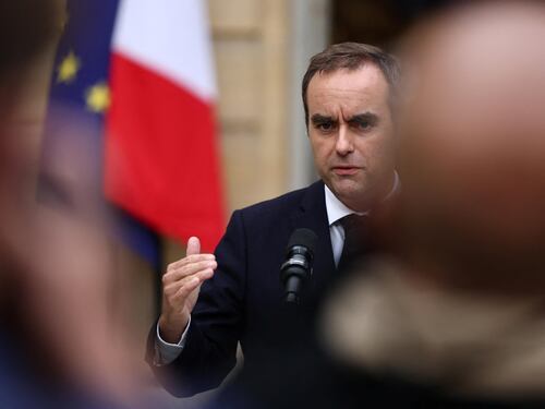 Caos in Francia, Lecornu si dimette, ma Macron resiste: "Tenti ultimi negoziati"