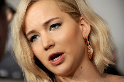 Jennifer Lawrence senza reggiseno alla première di Joy 21
